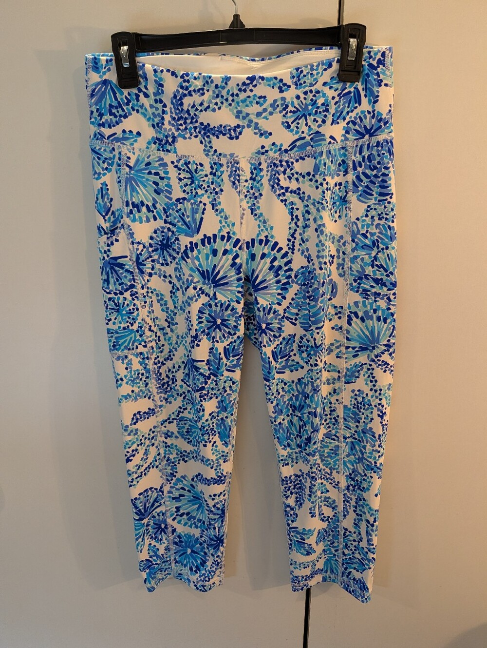 Lilly Pulitzer Woman's L Blue Floral Print Active Capri Leggimgs